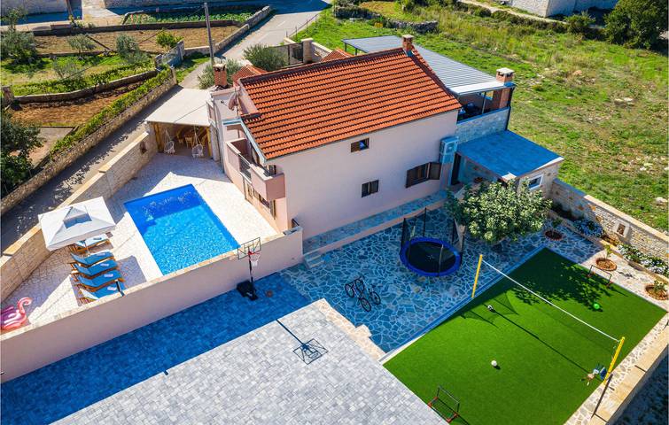 Reizende 18,5 m² große Wohnung mit Pool, Terrasse, WLAN und Parkplatz in Pridraga, Zadar
