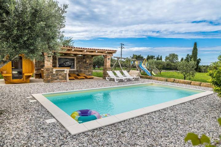 Ferienhaus für 12 Personen, mit Whirlpool und Terrasse sowie Garten und Kinderpool in Izola - 2