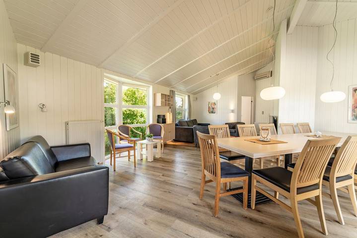 Ferienhaus für 10 Personen, mit Whirlpool und Terrasse sowie Garten und Pool in der Lübeck