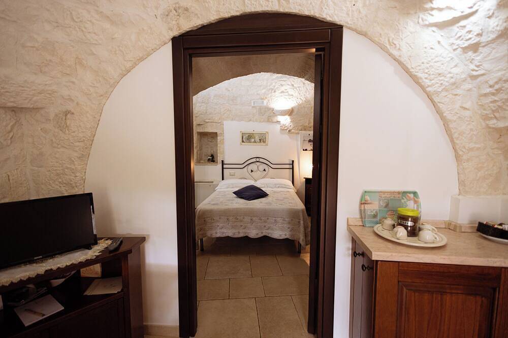 Appartement entier, 4 Family friendly Trulli with private Pool and Kids playground Martina Franca in Locorotondo, Province de Bari