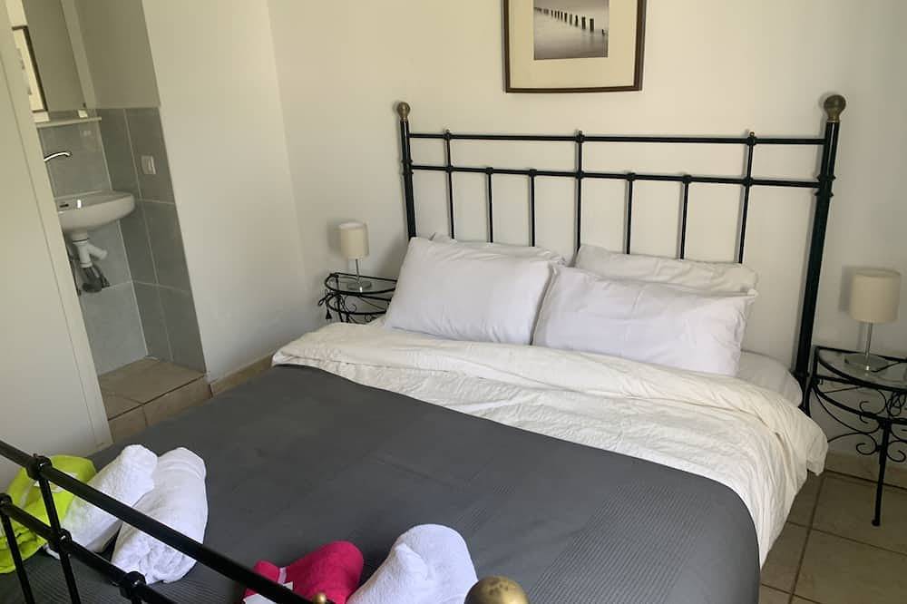 Private, Komfortable Villa mit privatem Pool und Garten - 3 Minuten zu Fuß zum Strand in Marbella Ost, Marbella