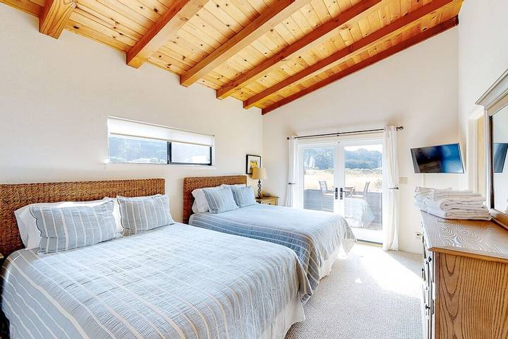 Vacation rental for 8 people, with terrace and hot tub as well as pool and sauna, with pets in Sea Ranch