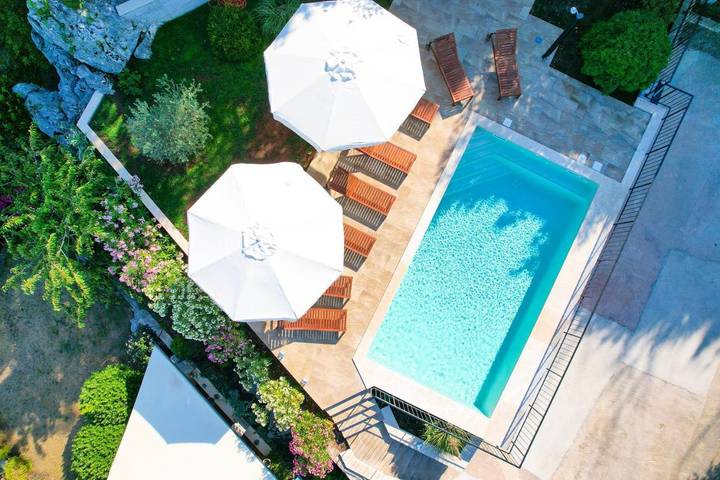 Ferienwohnung für 4 Personen, mit Terrasse und Garten sowie Pool