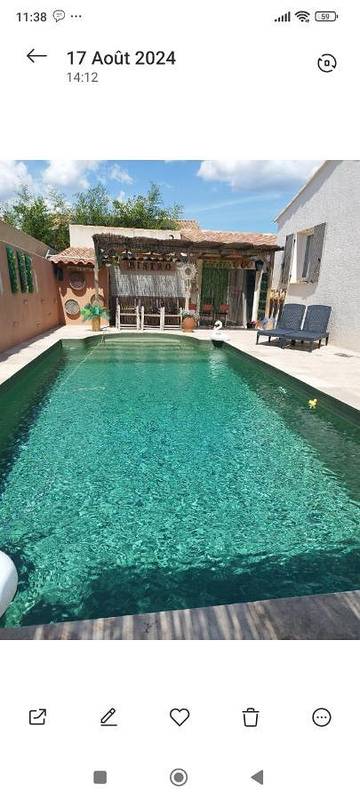 Gîte pour 2 personnes, avec terrasse ainsi que piscine et vue à Boulbon