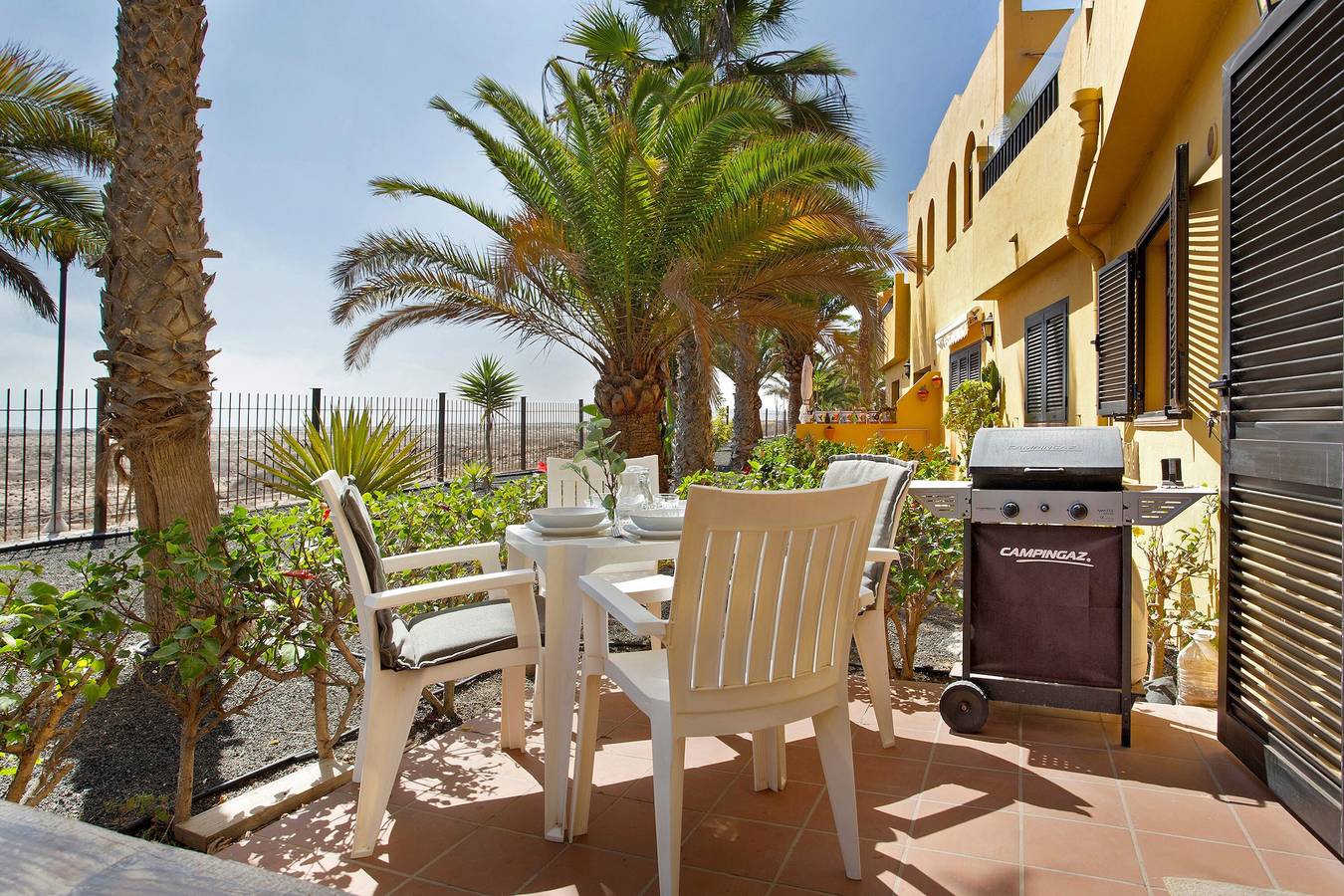 Casa de vacaciones 'Oasis Tamarindo' con piscina compartida, terraza privada y Wi-Fi in Oasis Tamarindo, La Oliva