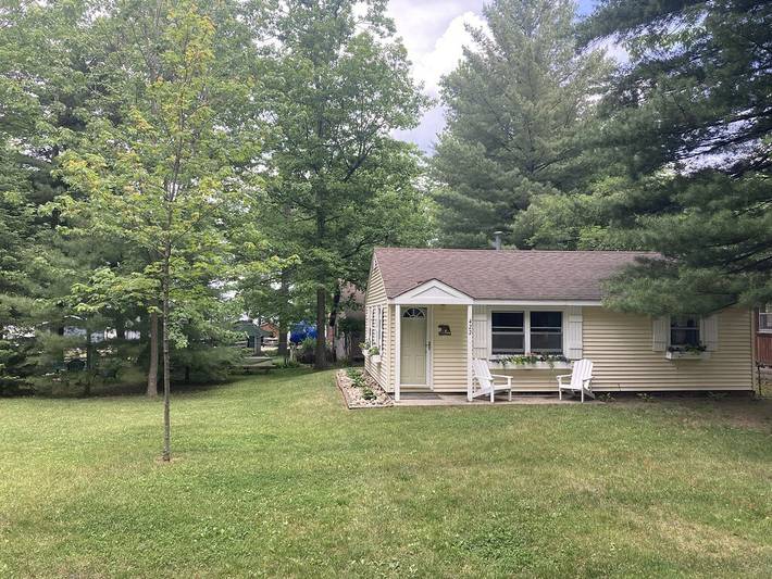 Vacation rental for 6 people, with yard in Higgins Lake