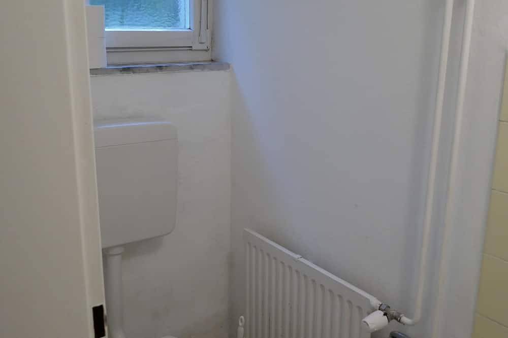 Ganze Wohnung, Privatzimmer im Souterrain mit überdachter Terasse in Karlsruhe, Rheinebene