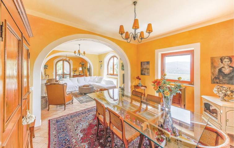 Appartamento di 300mq con parcheggio, piscina e giardino in Passignano sul Trasimeno, Lago Trasimeno