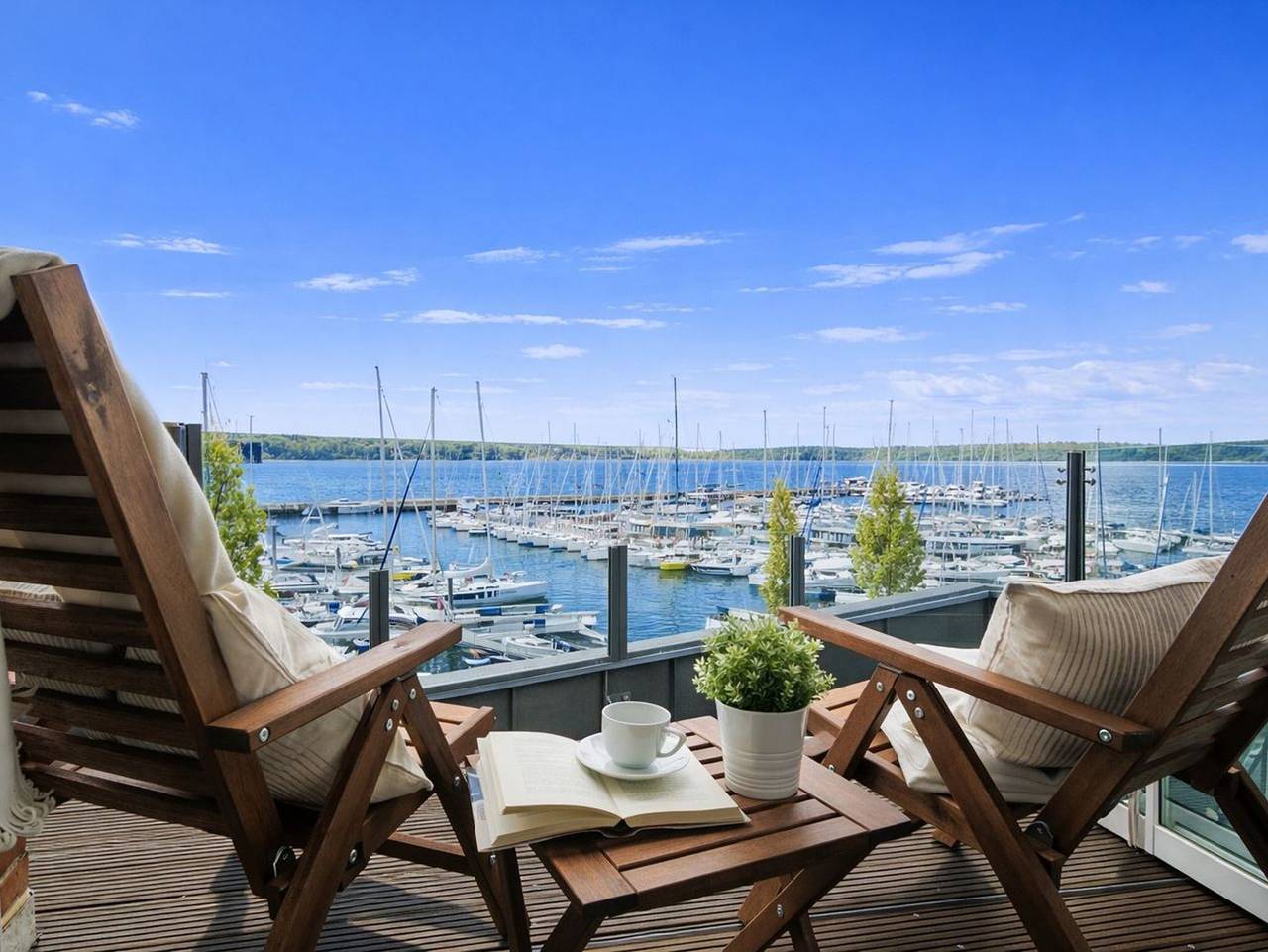 Ganze Ferienwohnung, - Baltic Lodge - Baltic Lodge / Helle Maisonette-Wohnung mit 3 Schlafzimmern u. Balkon in Mürwik, Flensburg