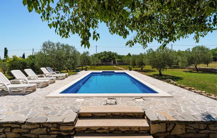 Reizende 2-Zimmer-Wohnung mit Pool, Terrasse und WLAN in Grad Benkovac, Zadar