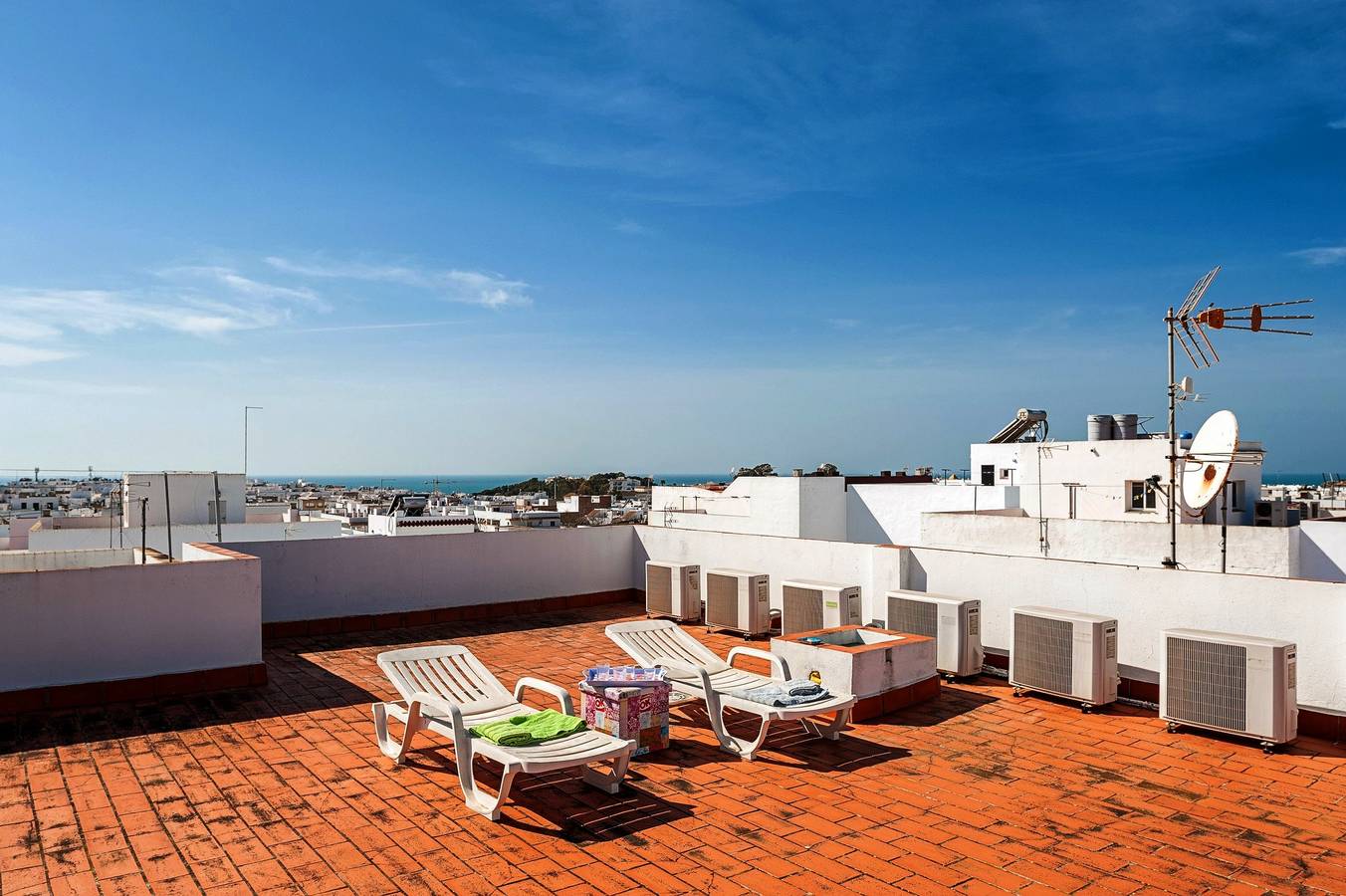 Apartamento entero, Apartamento familiar "Rocio" con terraza, aire acondicionado y Wi-Fi in Conil de la Frontera, Costa de la Luz