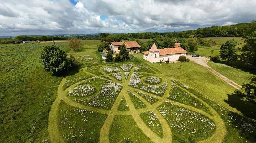 Gîte pour 4 personnes, avec piscine ainsi que vue et jardin à Verteillac - 2