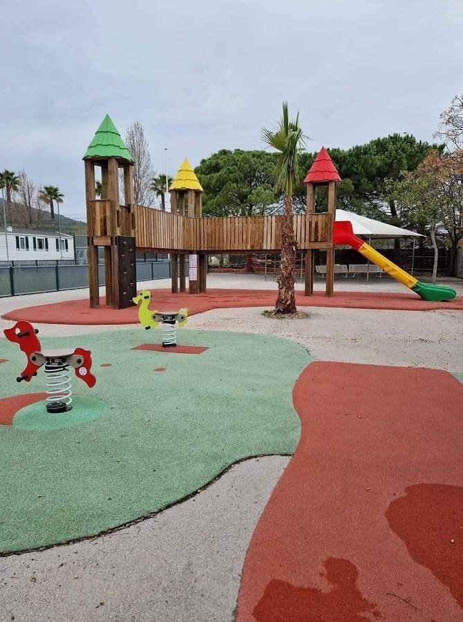 Camping pour 6 personnes, avec piscine ainsi que bassin pour enfant et jardin à Vic-la-Gardiole - 2