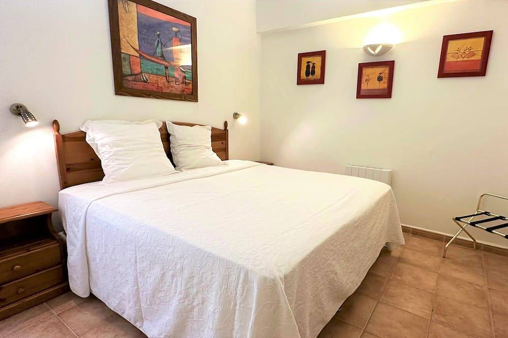 Entire apartment, F2 - Air-conditioned apartment for 2 to 4 people in Figanières, Draguignan region