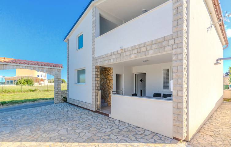 Ferienwohnung für 4 Personen, mit Garten, mit Haustier in Privlaka - 2