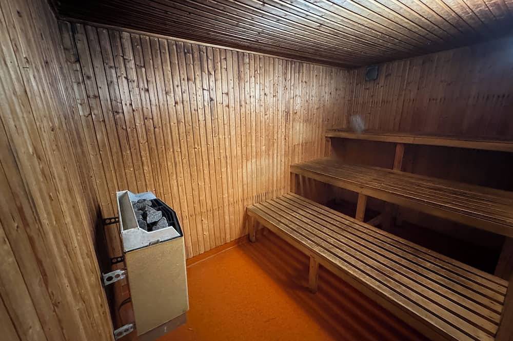 2 stora hus, 20 rum, jacuzzi, bastu, lekplats, sjö, ljud, ljus, Tv, bra internet in Jönköpings län