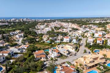Villa for 8 People in Quarteira, Faro District, Photo 2