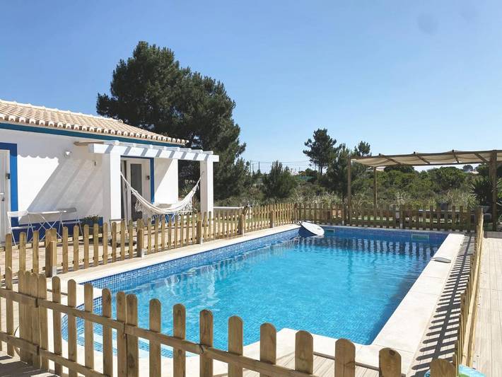Casa de férias para 2 pessoas, com piscina e vista e ainda jardim em Vale de Telha