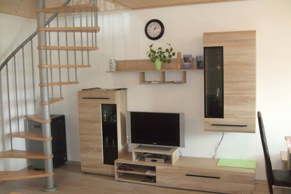Ganze Wohnung, Helle Ferienwohnung (60qm) mit Terrasse und großer Wiese in Stadtlauringen, Franken