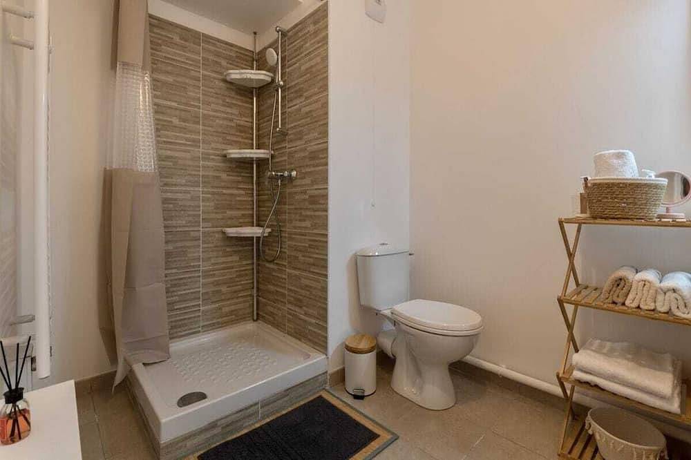 Apartamento entero, In a well-connected building near Charles De Gaulle airport in Villepinte, Sena-Saint Denis