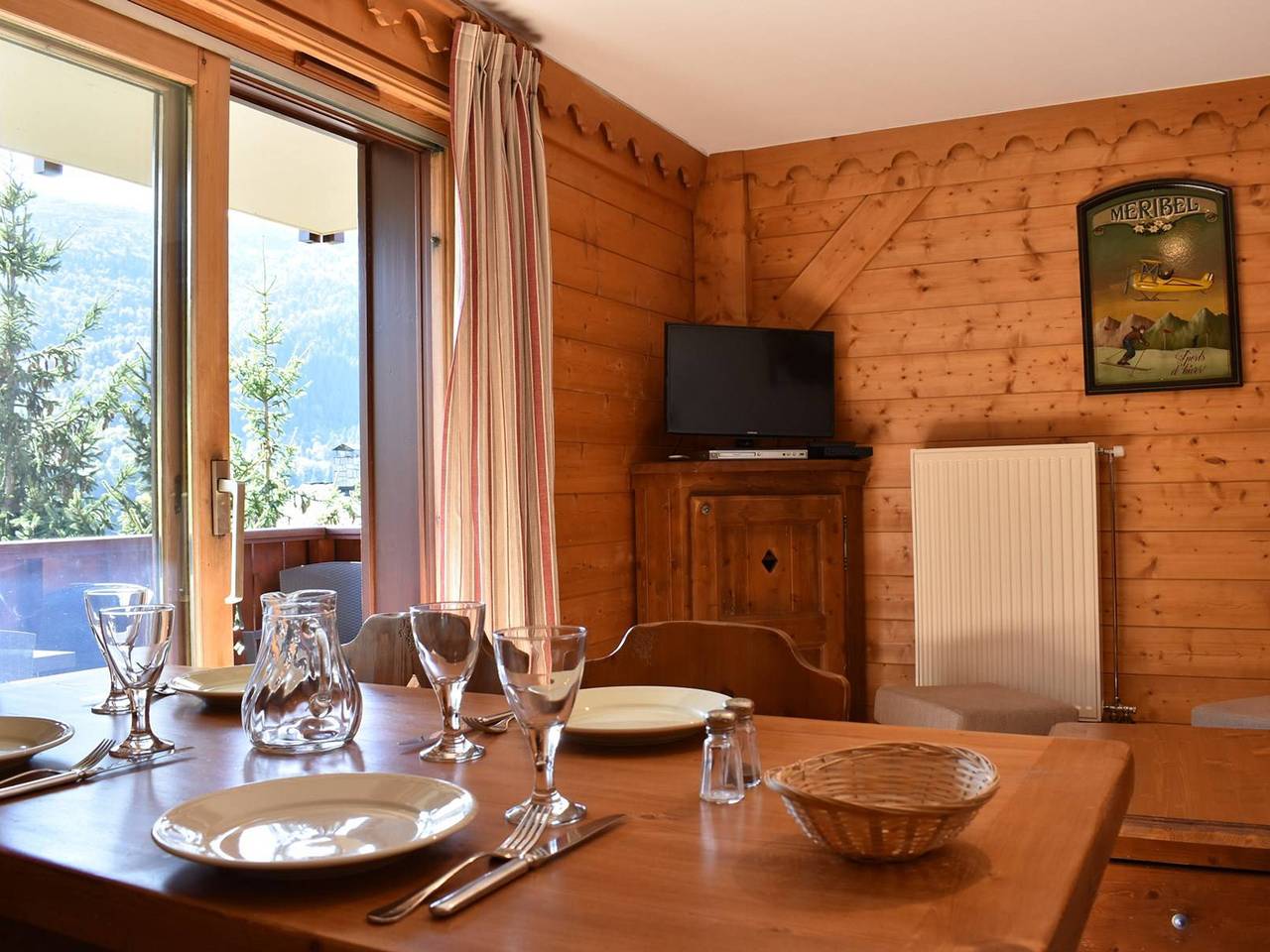 Appartamento intero, 3-Room Apartment for 6 with Pool, Sauna, and Hammam in Méribel Village near Ski Lift in Meribel Village, Courchevel