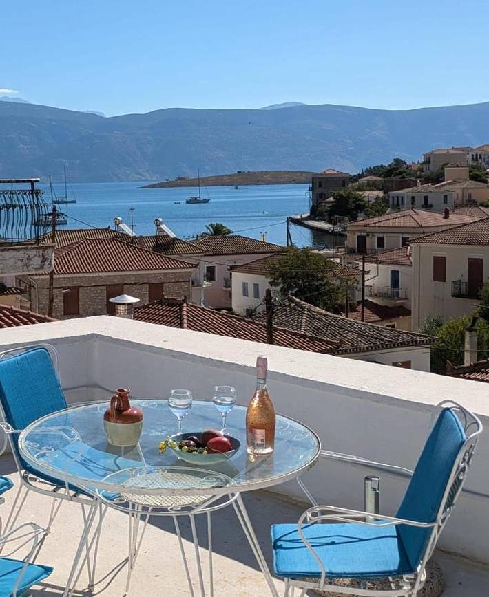Location de vacances pour 6 personnes, avec balcon et vue à Galaxidi