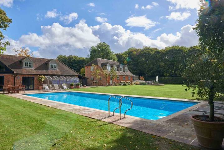 Holiday rental for 13 people, with garden and pool, with pets in Buckinghamshire
