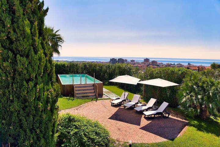 Villa pour 8 personnes, avec vue ainsi que balcon et piscine