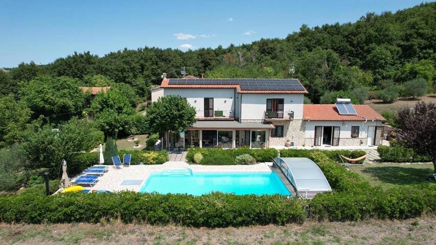 Cottage pour 4 personnes, avec jardin et vue ainsi que piscine et bassin pour enfant, animaux acceptés à Rocca San Felice