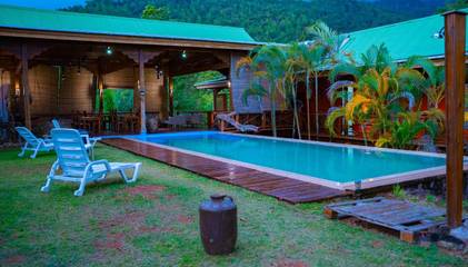 Chambre d’hôte pour 2 personnes, avec piscine ainsi que jardin et vue aux Seychelles