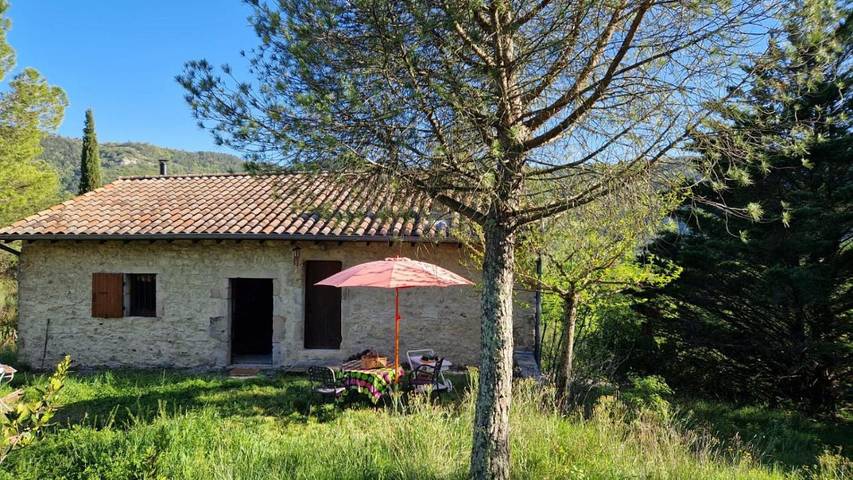 Gîte pour 4 personnes, avec terrasse ainsi que jardin et vue à Coux