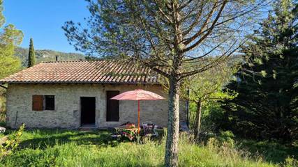 Gîte pour 4 personnes, avec vue ainsi que jardin et terrasse à Coux