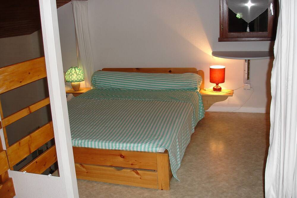 House 50 m2, terrace, enclosed garden, pine forest, private parking, shared swimming pool in La Palmyre, Les Mathes