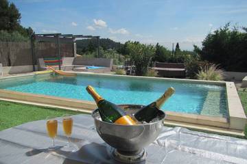 Gîte pour 2 personnes, avec piscine et jardin à Villeneuve-lès-Avignon