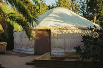 Tente pour 6 personnes, avec jardin et piscine ainsi que terrasse et vue, animaux acceptés dans le Var