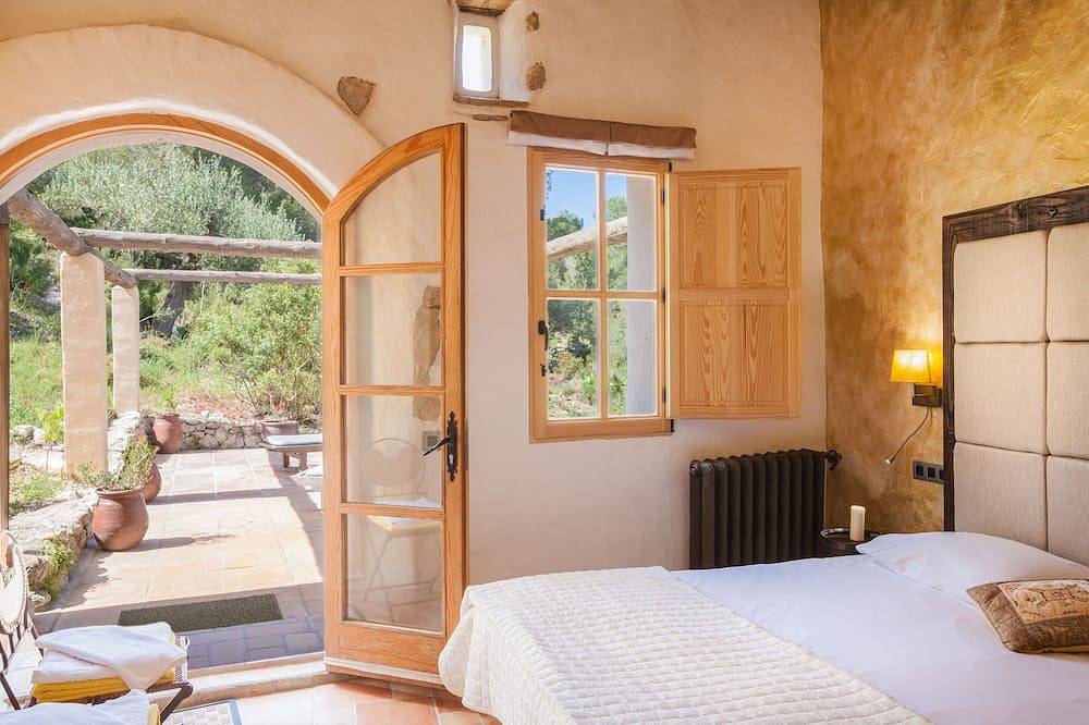 Perfect for events and groups with sauna and infinity pool and well equipped gym in Sant Pere de Ribes, Garraf