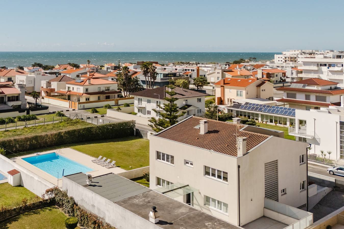 Holiday Home 'Viana Beach Surf House' with Sea View, Private Pool and Wi-Fi in Praia da Amorosa, Chafé