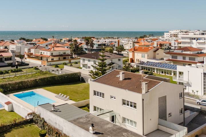 Casa de vacaciones 'Viana Beach Surf House' con vistas al mar, piscina privada y Wi-Fi in Praia da Amorosa, Chafé