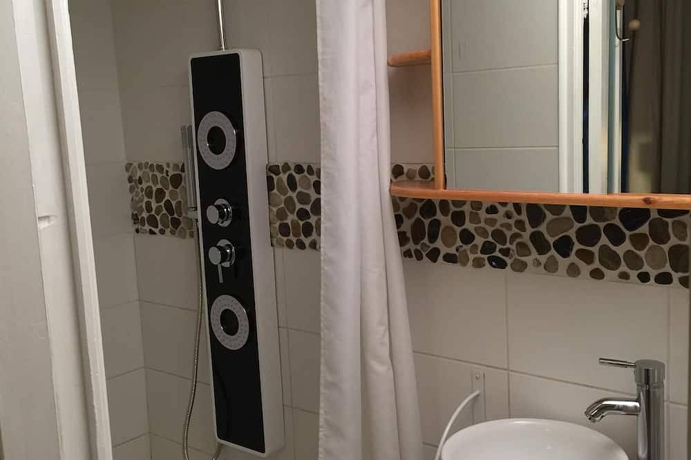 Appartement entier, Coquet appartement duplex dans villa, avec terrasses et accès jardin in Miramas, Côte méditerranéenne (France)