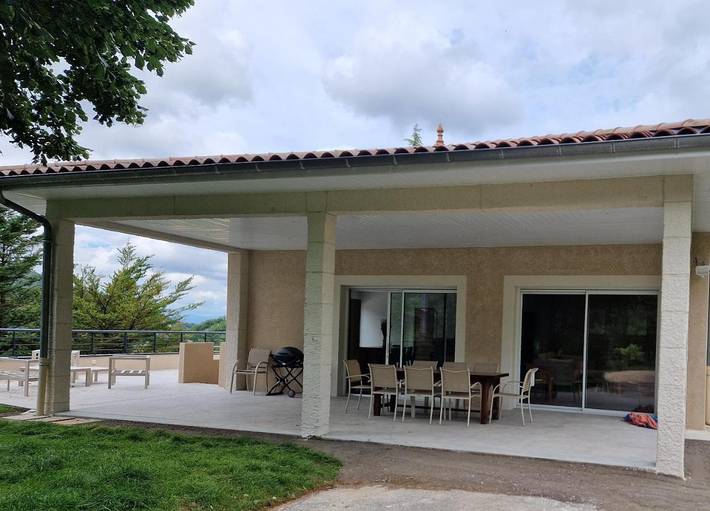 Location de vacances pour 10 personnes, avec jardin et vue à Combovin