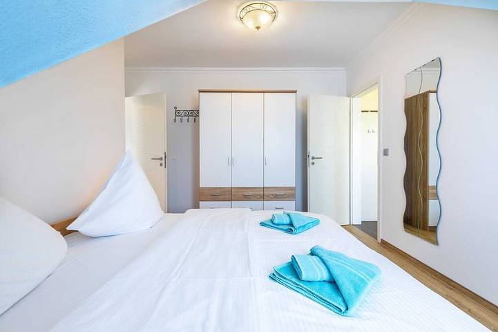 Ganze Wohnung, (7) Lisa, 2- Raum Fewo, Loggia, Og - Ostseeferienhaus Drachenflieger Pepelow Ofc in Pepelow, Salzhaff
