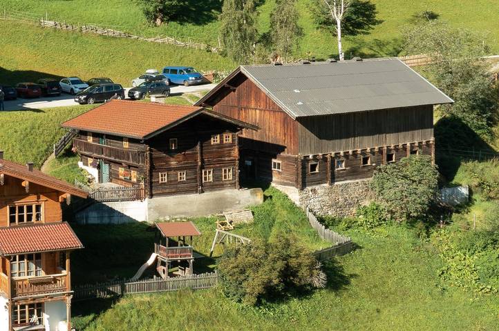 Ferienwohnung für 8 Personen, mit Balkon und Terrasse sowie Garten und Sauna in Hüttschlag