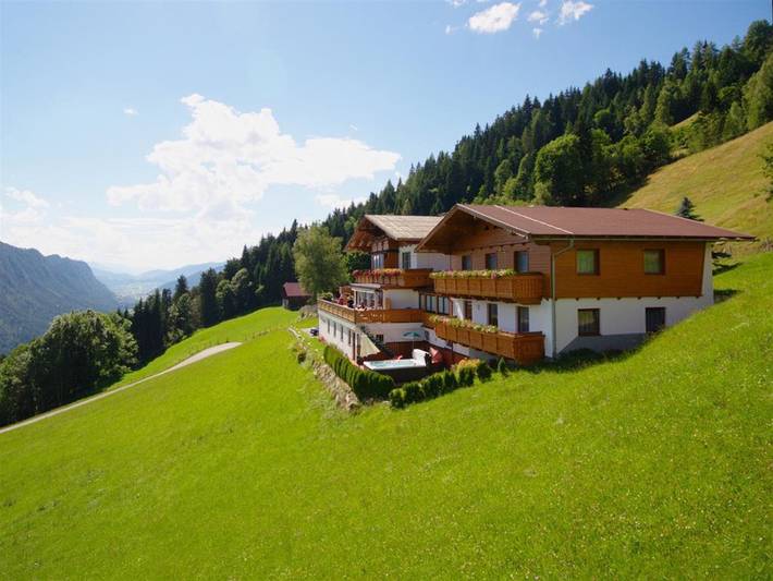 Bauernhaus für 4 Personen, mit Balkon und Whirlpool sowie Terrasse und Garten
