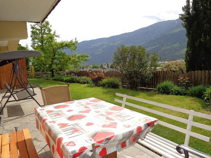 Ferienwohnung für 4 Personen, mit Terrasse und Garten sowie Ausblick in Naturns