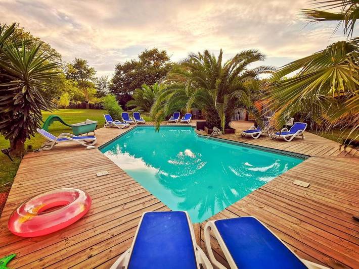 Chambre d’hôte pour 14 personnes, avec Balcon et Terrasse ainsi que Jardin et Piscine