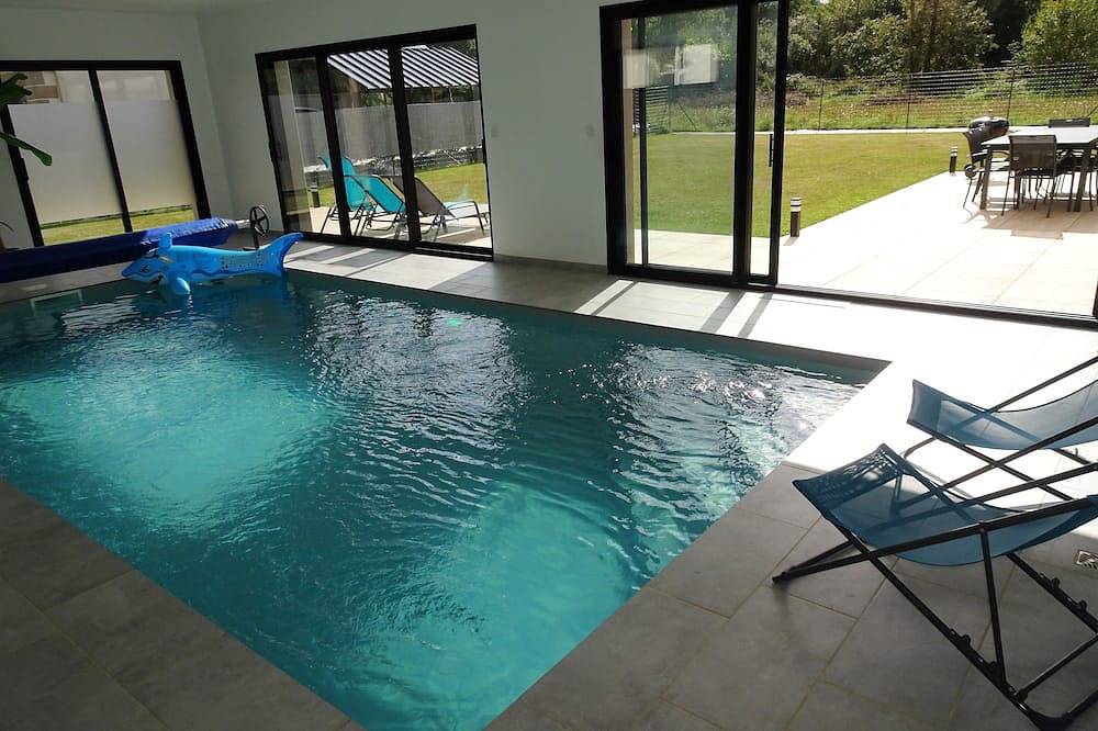 Villa \"Glaz\" avec piscine intérieure chauffée toute l'année in Lantic, Côte de Goëlo