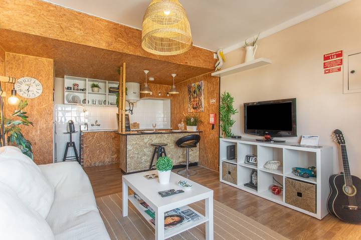 Apartamento entero, Apartamento '1 Min Beach Retreat Consolação' con vistas al mar, balcón y Wi-Fi in Consolação, Peniche