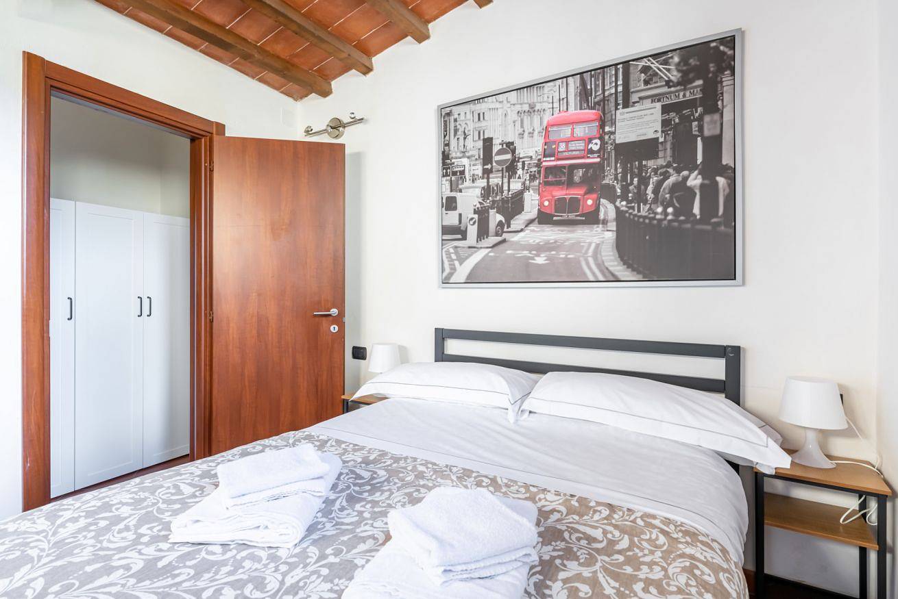 Entire apartment, Guesthost - Settignano Quiet Apartment with Private Parking in Florence, Florence Province