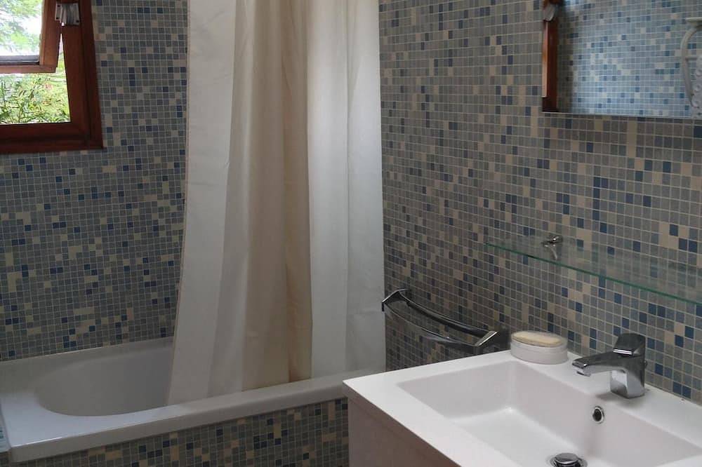 Dans le Domaine Privé et gardienné du Gaou Bénat, villa de 115m² in Cap Bénat, Bormes-les-Mimosas