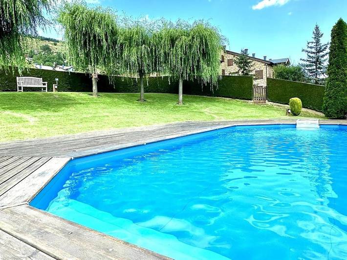 Apartamento para 8 personas, con piscina además de vistas y jardín en Estavar